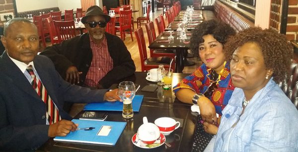Michel Kanama et sa délégation recevant Mme Antoinette Kobanda dans un restaurant à Paris en avril 2016